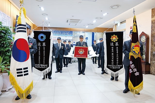 인천세종병원 장례식장에선 국가유공자의 마지막 길마다 대한민국무공수훈자회 인천지부 소속 선양단이 장례의전 행사를 지원한다. 선양단이 의전행사를 진행하는 모습(왼쪽)과 태극기 관포식을 마친 뒤 예를 갖추는 모습. 사진 C영상미디어