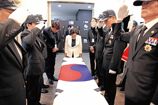 인천세종병원 장례식장에선 국가유공자의 마지막 길마다 대한민국무공수훈자회 인천지부 소속 선양단이 장례의전 행사를 지원한다. 선양단이 의전행사를 진행하는 모습(왼쪽)과 태극기 관포식을 마친 뒤 예를 갖추는 모습. 사진 C영상미디어