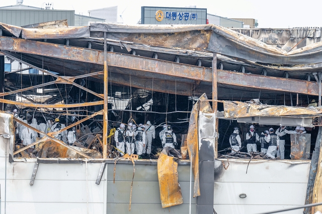 정부가 모든 외국인 근로자의 안전 교육을 의무적으로 실시하기로 했다. 사진은 아리셀 사고 현장에서 합동 감식을 하는 모습. 사진 뉴시스