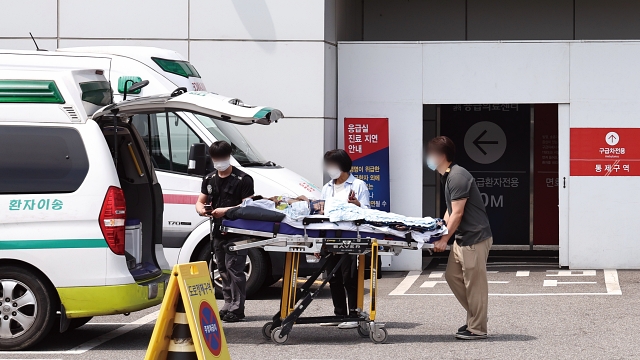 서울 시내 한 상급종합병원 응급실에서 환자가 이송되고 있다. 사진 뉴시스