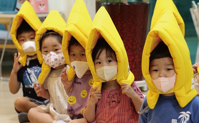 8월 22일 대구 수성구의 한 유치원에서 어린이들이 방재 모자를 쓰고 대피훈련을 하고 있다. 사진 뉴시스