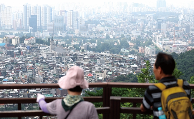 정부가 역대 최대 규모인 공공주택 25만 2000호 공급 계획을 2025년 예산안에 포함했다. 빌라 등 비아파트도 2년간 16만 호 공급한다. 서울 용산구 남산에서 시민들이 주택가를 바라보고 있다. 사진 뉴시스