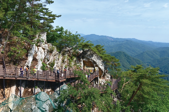 삼악산 정차장에 내리면 데크로 연결한 산책로를 따라 스카이워크 전망대로 갈 수 있다. 사진 한국관광공사