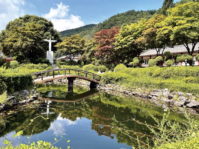 충북 제천시 배론성지의 ‘마음을 비우는 연못’은 순례 코스의 출발점이다.