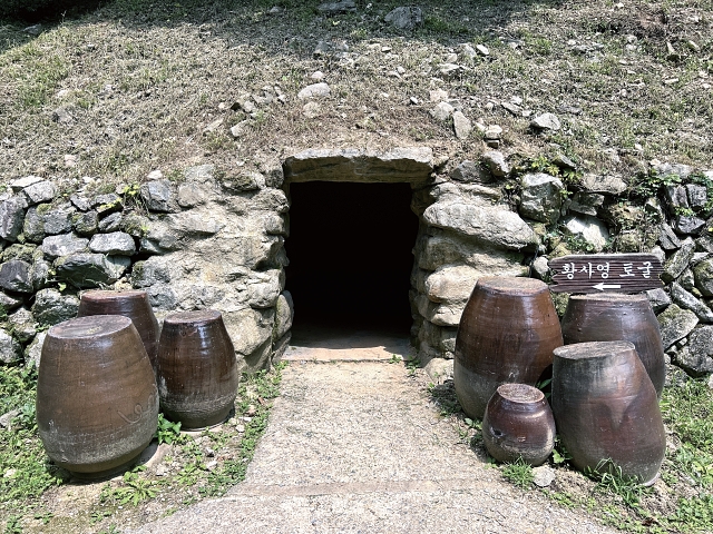 ‘황사영 토굴’은 황사영이 백서를 쓰며 8개월 동안 은신한 곳이다.