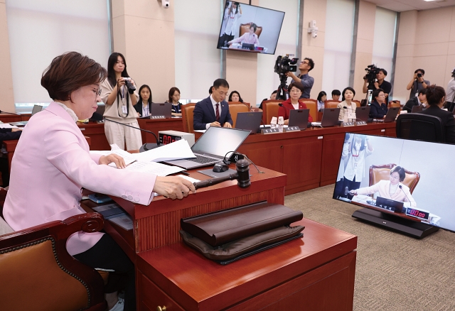 이인선 국회 여성가족위원장이 9월 23일 서울 여의도 국회에서 열린 제3차 여성가족위원회에서 성폭력방지법 및 청소년성보호법(딥페이크 성범죄 방지법) 등 안건을 가결하고 있다. 사진 뉴시스