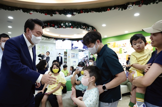 윤석열 대통령이 9월 18일 서울 성북구 우리아이들병원을 찾아 병동에 입원한 어린이 및 보호자와 대화하고 있다. 사진 대통령실