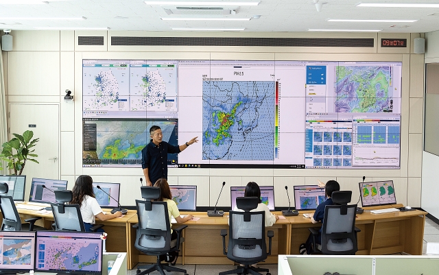 국립환경과학원 대기질통합예보센터 상황실은 주말도 없이 24시간 365일 가동된다. 이곳에서 대기질 모델링 결과를 분석해 전국 19개 권역으로 나눠 매일 네 차례 대기오염물질별 예보 정보를 제공한다. 사진 C영상미디어