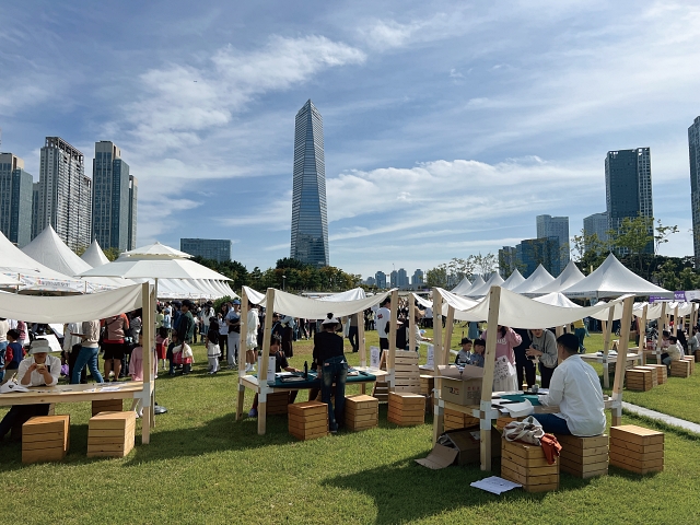 10월 9일 인천 연수구 송도 센트럴파크에서 진행된 ‘한글날 문자로 노닐다’ 축제 현장. 사진 국립세계문자박물관