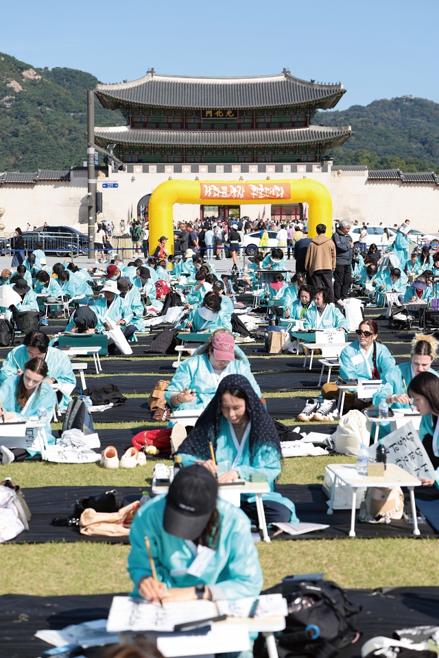 서울 종로구 광화문 광장에서는 한글날을 맞아 휘호대회가 열렸다. 참가자들이 경연을 펼치고 있는 모습. 사진 뉴시스