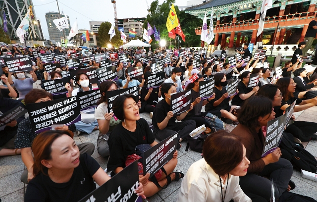 여성·인권·시민단체 회원들이 9월 6일 서울 종로구 보신각 앞에서 텔레그램 딥페이크 성폭력 대응 긴급 집회를 하고 있다. 사진 뉴시스