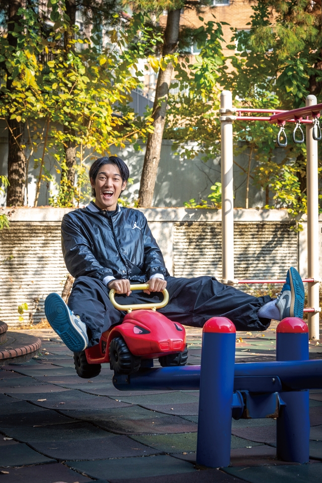 저출산고령사회위원회가 저출생 대책에 대한 국민의 의견을 듣고 정책에 반영하기 위해 구성한 ‘국민WE원회’의 명예WE원이자 두 딸의 아빠인 배우 박재민 씨가 아이들과 자주 찾는 놀이터 시소 위에서 웃고 있다. 사진 C영상미디어