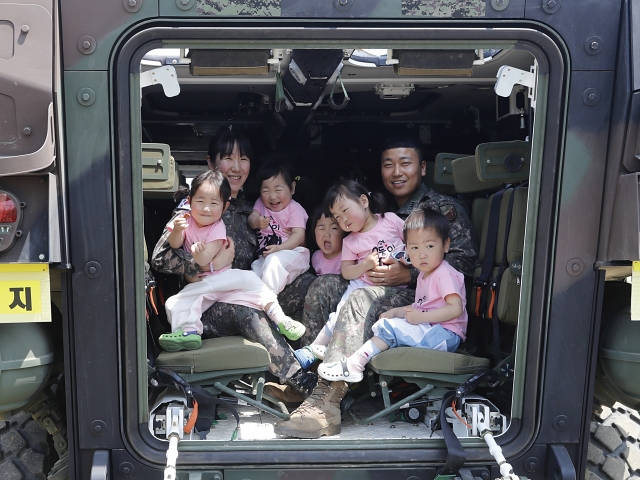 5월 4일 인천 부평구 17보병사단에서 열린 부대개방행사에서 김진수·서혜정 대위 가족이 차륜형장갑차 탑승 체험을 하고 있다. 서 대위는 2021년 국내에서 34년 만에 다섯쌍둥이를 출산해 화제가 됐다. 사진 뉴시스