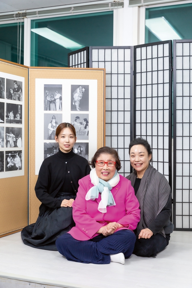 3대에 걸쳐 소리꾼의 길을 걷고 있는 박지현 씨, 홍성덕 명창, 김금미 국립창극단 창악부 악장(왼쪽부터). 사진 C영상미디어