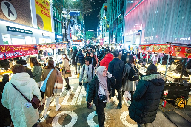 코로나19 팬데믹 직격타를 맞았던 서울 중구 명동이 외국인 관광객 유입에 힘입어 ‘K-쇼핑 1번지’로 화려하게 부활했다. 사진 C영상미디어