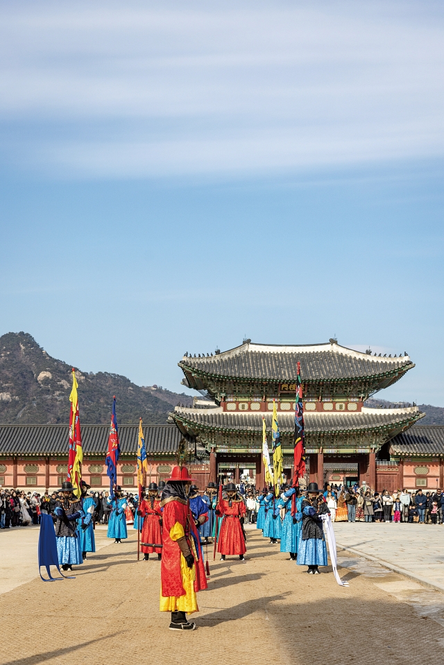 2024년 12월 27일 오후 경복궁 흥례문 앞에서 열린 수문장 교대의식을 관람객들이 지켜보고 있다. 사진 C영상미디어