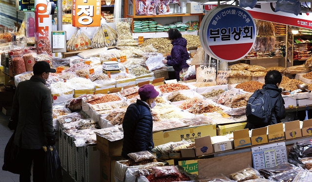 정부는 민생부담을 줄이기 위해 전통시장 상인에게 설 연휴 전 총 50억 원의 성수품 구매 대금을 지원한다. 사진 뉴시스