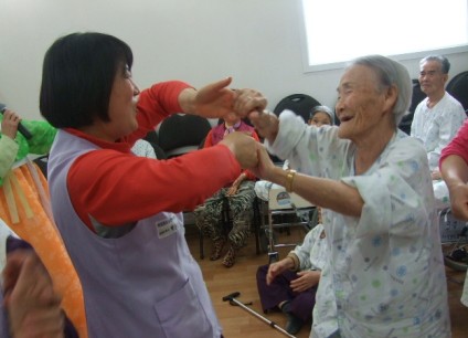 지난 5일 경북 의성 효도요양병원. 흥겨운 민요가 흐르자 한 할머니가 일어나 복지사 손을 잡고 춤을 추고 있다.
