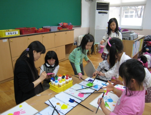 강원 원주의 학성초등학교에서 운영되는 엄마품 온종일 돌봄교실에서 아이들이 교사와 함께 미술 활동을 하고 있다. (사진=저작권자 (c) 연합뉴스. 무단전재-재배포금지)