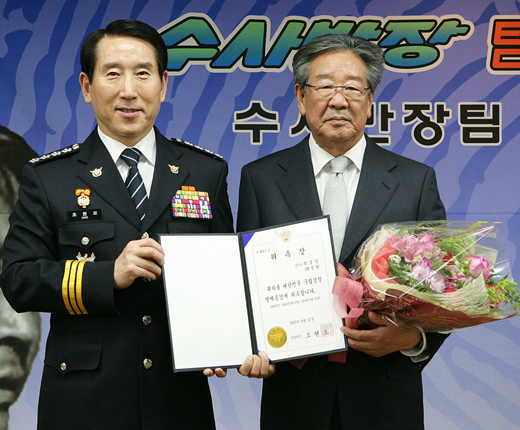 17일 오전 서울 서대문구 미근동 경찰청 대청마루에서 열린 ‘MBC 수사반장팀 명예경찰 승진 임용식’에서 조현오 경찰청장(왼쪽)과 배우 최불암씨가 기념촬영을 하고 있다.