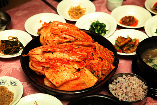 섞박지 김치 맛을 즐길 수 있는 삼거리 식당. 