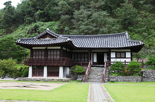 한산모시짜는 모습을 직접 볼 수 있는 한산모시관. 