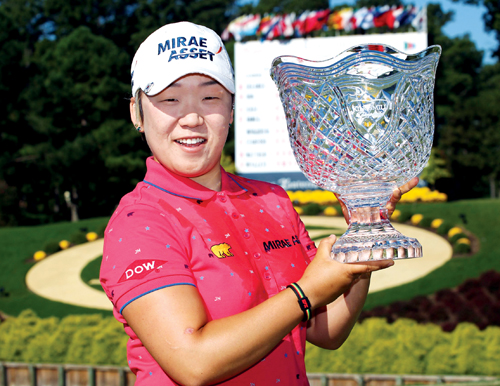 한국의 골프여제 신지애는 LPGA 메이저대회 브리티시오픈에서 우승했다.