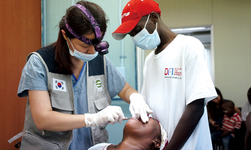 글로벌이미지케어(GIC)는 아이티와 미얀마, 베트남 등 여러 나라에서 의료 봉사 프로젝트를 진행 중이다. 지난 5월 아이티를 방문한 GIC 회원이 환자를 진료하고 있다.