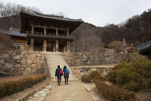 극락을 상징하는 안양루, 무량수전 앞에 있는 건물이다.