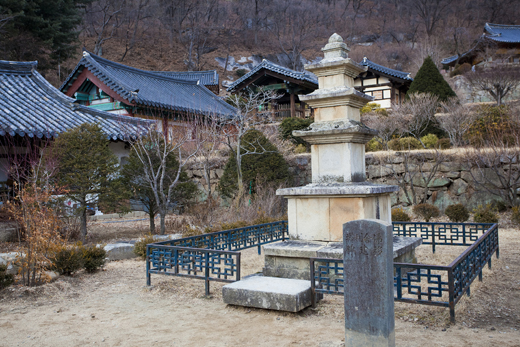 무량수전 동쪽에 있는 전형적인 신라시대 탑, 부석사의 아름다운 일몰을 감상하는 포인트다.