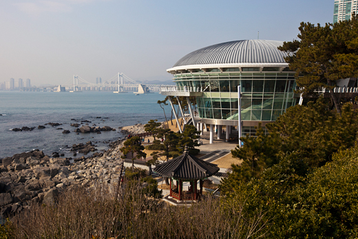 동백섬등대에서 바라본 APEC하우스와 광안대교. 