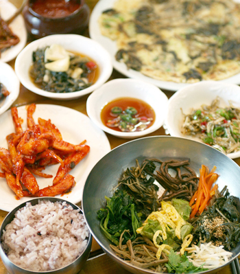 산마을식당의 산채비빔밥과 산채전. 