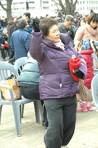 경기도 일산에서 왔다는 한 할머니가 싸이의 말춤을 흥겹게 따라하고 있다.