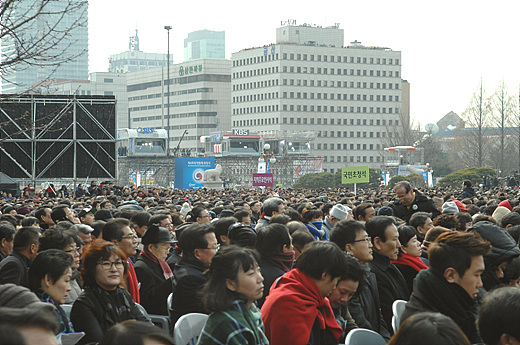 박근혜 대통령 취임식이 열린 국회의사당 앞마당. 7만여 참석자들로 북적이거는 가운데, 방송사의 2층에 마련된 취재박스가 눈에 띈다.