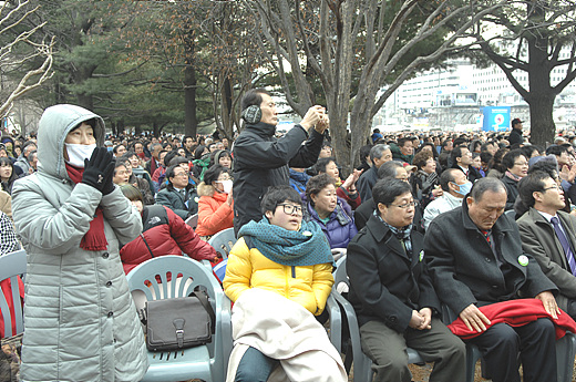 박근혜 대통령이 취임사를 발표하는 동안 참석자들이 경청하며 박수로 호응을 보이고 있다.