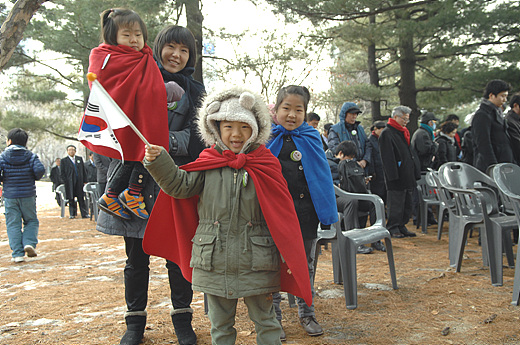 취임식에 참석한 한 꼬마가 태극기를 힘차게 흔들고 있다. 이날 가족단위 참석객들이 종종 보이며, 취임식이 살아있는 교육현장임을 보여줬다. 