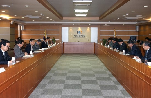 8일 오전 지식경제부 대회의실에서 지경부와 한국전력 및 발전 자회사, 한국가스안전공사, 한국전기안전공사 등 에너지 공기업 관계자들이 에너지 공기업 안전점검회의를 하고 있다. (사진=지식경제부)　