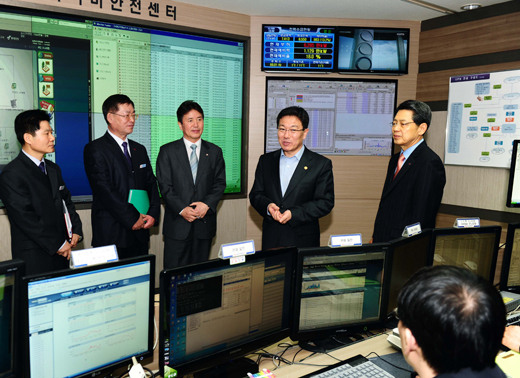 윤상직 지식경제부 장관은 12일 오후 한전 본사 지하에 있는 ‘전력사이버안전센터’를 불시 방문해 북한의 사이버테러에 대비한 전력시설 대비 태세를 점검하고 있다.(사진=지식경제부)