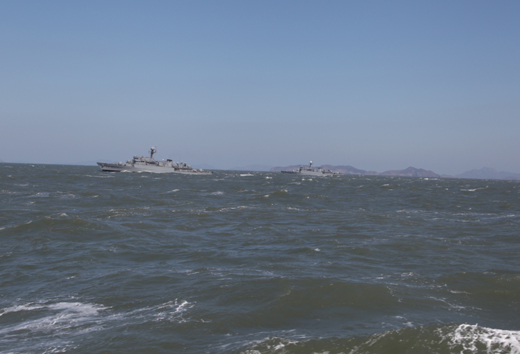 25일 오전 충남 태안반도 서방 격렬비열도 서쪽 해상에서 해군2함대 기동훈련이 열린 가운데 해군 초계함이 바다를 가르며 항해하고 있다.