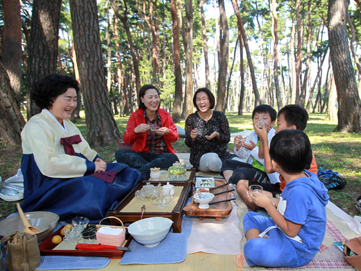 새 정부는 문화로 지역과 세대간 격차를 해소하고 사회갈등을 치유해 더 행복한 나라를 만들어 나갈 방침이다. 사진은 강원 강릉시 초당동 허균 생가 인근 소나무 숲에서 전통차를 마시는 들차회가 열리고 있는 모습. (사진=저작권자 (c) 연합뉴스. 무단전재-재배포금지)