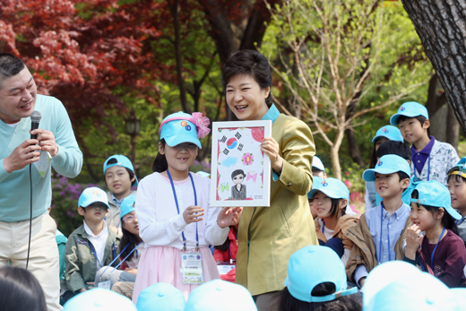 박근혜 대통령이 5일 청와대 녹지원에서 열린 제91회 어린이날 청와대 초청 행사에서 권지윤(수원 서호초 3학년)양이 직접 그려준 대통령 그림을 선물받고 환하게 웃고 있다. 