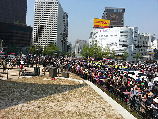 숭례문 복구 기념식이 열린 숭례문 주변. 숭례문 행사와 숭례문을 지켜보려는 국민들로 가득하다.