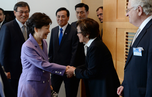 박근혜 대통령이 9일 오전 로스앤젤레스 게티미술관에서 열린 창조경제리더 간담회에서 참석자들과 악수하고 있다. 