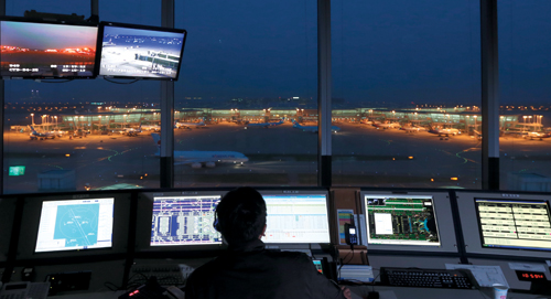 관제탑에서 보이는 인천국제공항 여객터미널과 탑승동은 고효율 LED 조명 교체로 공항 전체에서 절전량이 가장 많은 곳이다.