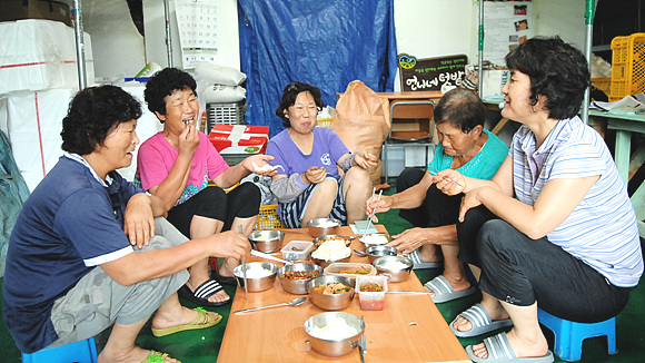 오산공동체 농민들이 이른 아침부터 계속된 작업을 마치고 함께 점심을 먹고 있다. 