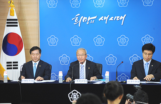 현오석 부총리가 24일 정부서울청사에서 열린 ‘중앙·지방 간 기능 및 재원조정 방안’ 합동브리핑에서 모두발언을 하고 있다. 