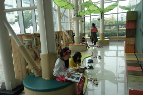 콩나무 다락방은 아이들이 다른 도서관과는 다르게 함게 이야기도 나누고 편한 자세로 책을 볼 수 있어 인기가 높다.