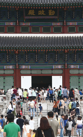 추석연휴 사흘째인 9월 20일 오전 서울 경복궁이 관광객과 시민들로 붐비고 있다. 지난 8월 12일부터 만 24세 이하 청소년을 대상으로 궁·능이 무료 개방됨에 따라 고궁을 찾는 청소년의 수는 갈수록 늘고 있는 추세다.