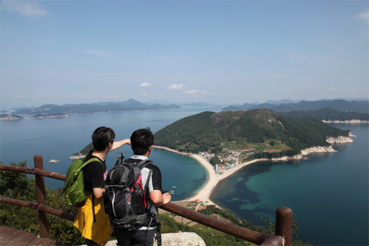 비진도 산호길 전망대에서 바라본 전경.