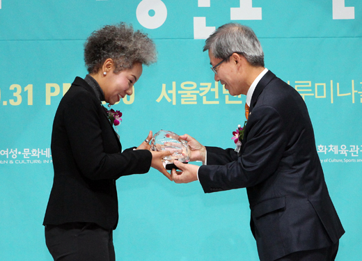 가수 인순이가 31일 오후 서울 강남구 삼성동 서울컨벤션에서 열린 